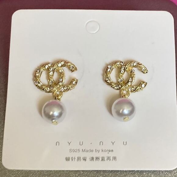 Stud Earrings gold tone pearl ball - Picture 1 of 2